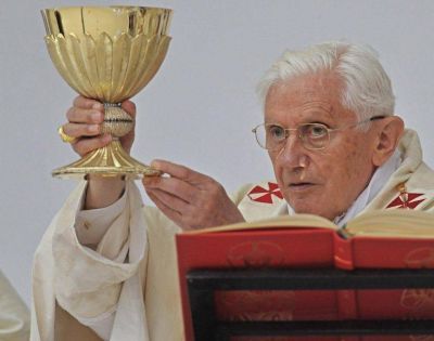 Las palabras de la consagraci�n del vino: carta de Benedicto XVI sobre �pro multis�