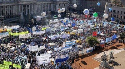 Los gremios se preparan para anunciar el primer paro general contra Macri  