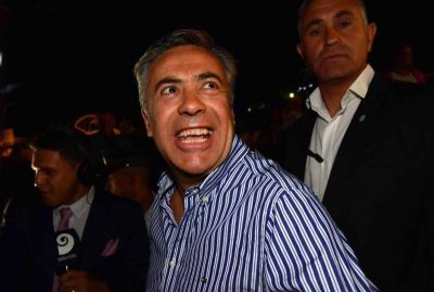 Palco oficial: aplausos tibios y los ecos de la gr�a