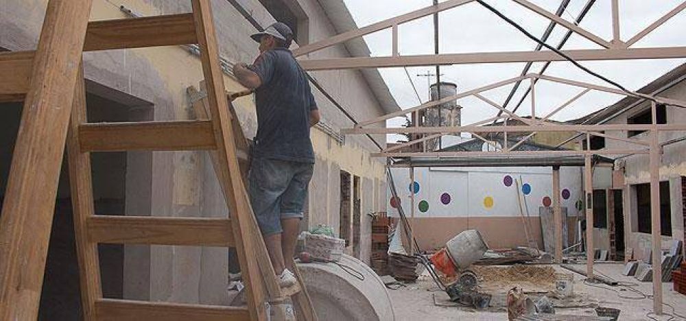 Avanzan obras en escuelas de Lan�s para el inicio de clases