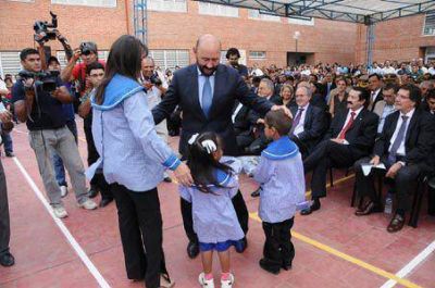 Insfran inaugura obras e inicio de clases en Piran�