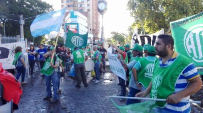 Clase pública, marcha y “paro simbólico”: así fue la jornada de la protesta docente en San Luis