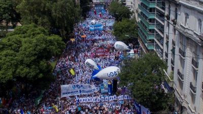 El paro docente mostr� una marcha masiva, pero una adhesi�n dispar en las aulas
