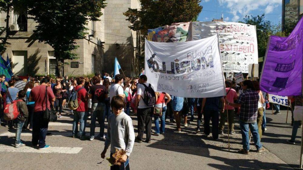 Una multitud se traslad� hasta la Municipalidad para apoyar a los docentes