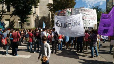 Una multitud se traslad� hasta la Municipalidad para apoyar a los docentes
