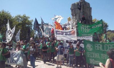 Ruidosa manifestaci�n en Mar del Plata para apoyar a los docentes
