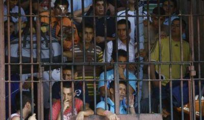 Denuncian que hay 3 mil presos hacinados en comisar�as bonaerenses