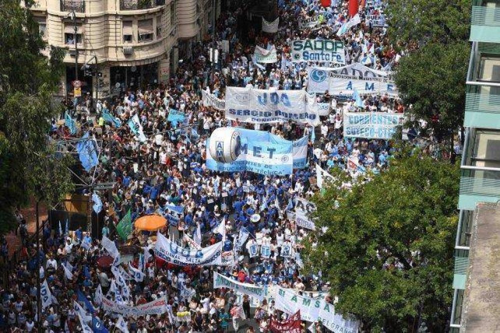 Jornada sin clases en las escuelas, y sin atenci�n en los hospitales
