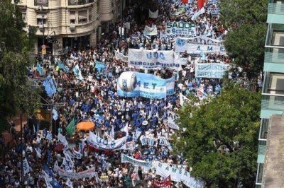 Jornada sin clases en las escuelas, y sin atenci�n en los hospitales