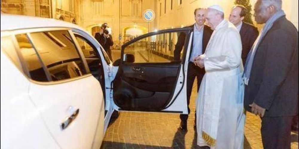 El Papa, primer lder mundial en utilizar un coche elctrico