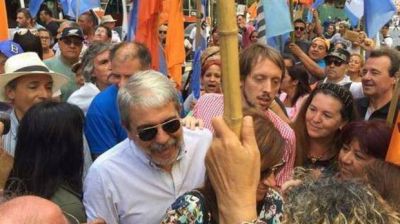An�bal Fern�ndez quiso entrar al palco principal de la CGT pero lo echaron con personal de seguridad