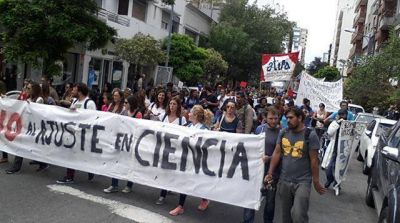 Otra masiva marcha en Mar del Plata contra Macri y Vidal