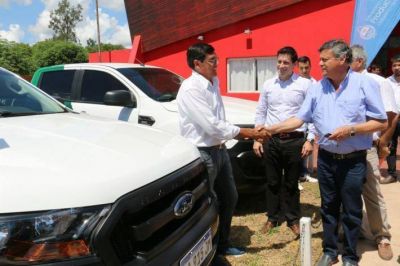 El Gobernador entreg� siete veh�culos a la Direcci�n de Bosques en Los Frentones
