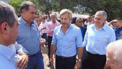 Firman convenio para obras de h�bitat en Volc�n