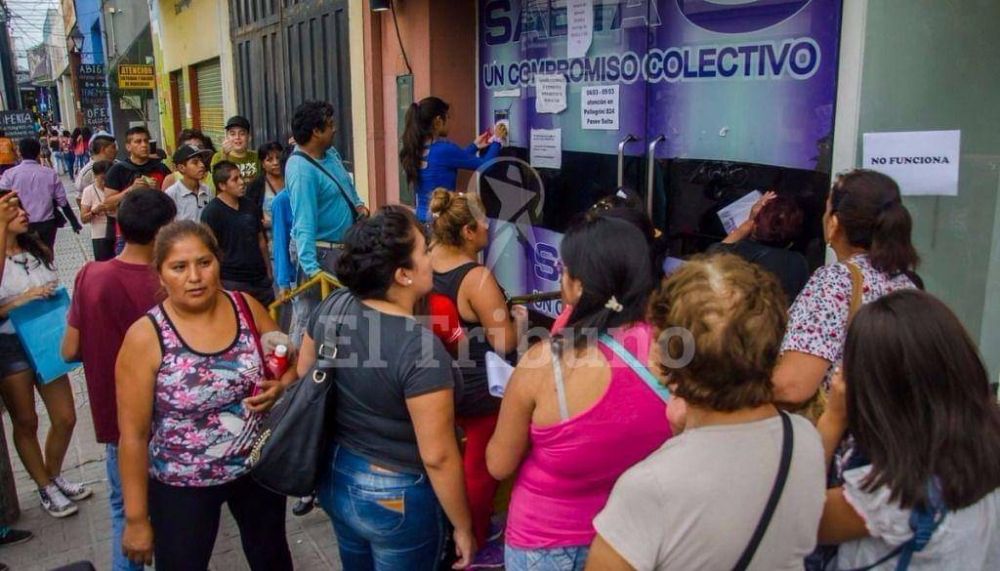 Largas filas por el boleto gratuito: 50% de los estudiantes no hizo el tr�mite