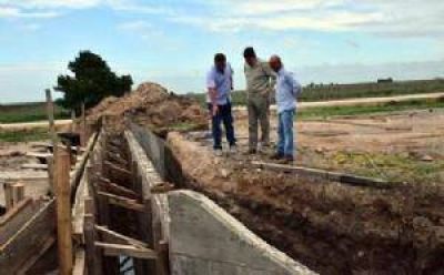 SAN CAYETANO: Gargaglione en la obra de repavimentaci�n de la RP N� 75