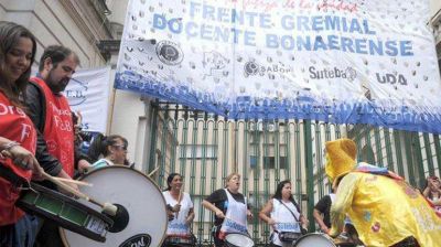 Los gremios bonaerenses extendieron el paro y ma�ana tampoco habr� clases