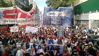 La CGT se re�ne para �analizar la situaci�n� y la CTA definir� el paro el �pr�ximo martes�