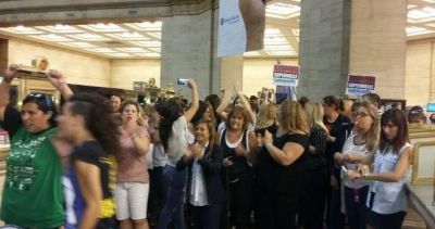 Vidal orden� descontar el paro de mujeres en el Banco Provincia