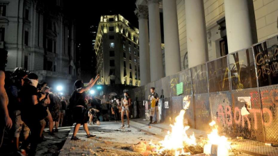 Incidentes frente a la Catedral de Buenos Aires tras la marcha por el Día de la Mujer