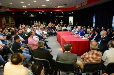 Lucha contra la pobreza: la Provincia busca bajar precios, reactivar industrias y fijar paritarias