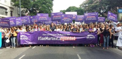 Katopodis junto a cientos de vecinas de San Mart�n marcharon a Plaza de Mayo