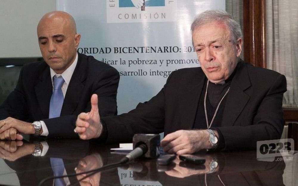 Monseor Marino le present la renuncia al Papa Francisco