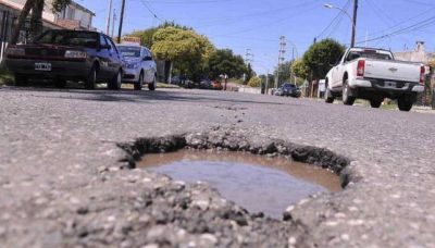 Villa Allende: organizan el �Bache Open� para que Romero arregle los pozos