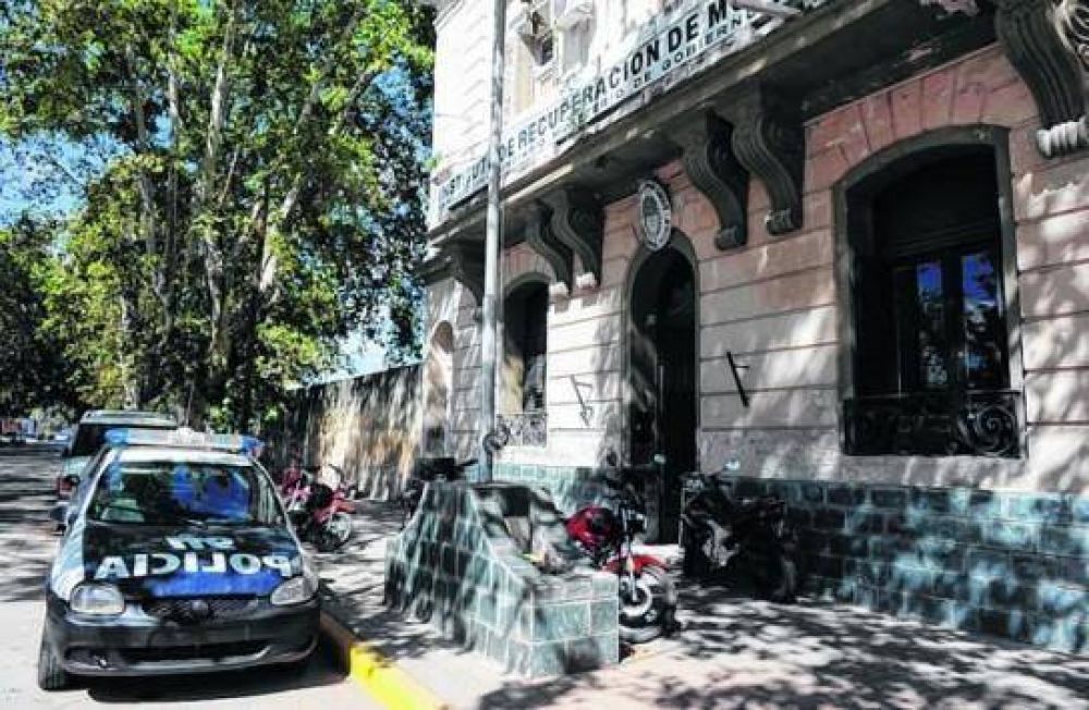 Ordenan cerrar los penales de siete comisar�as rosarinas