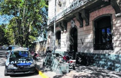 Ordenan cerrar los penales de siete comisar�as rosarinas