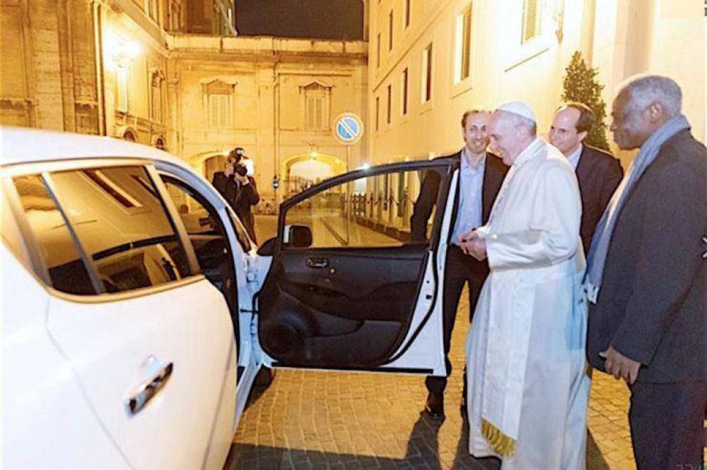 Un auto el�ctrico a disposici�n de Francisco, pero a�n no lo usa