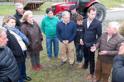 Bertone encabez� la firma de un convenio forrajero por 10 millones de pesos