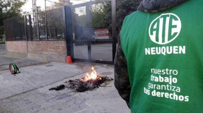 Trabajadores de ATE bloquean accesos a organismos p�blicos en su quinto d�a de paro