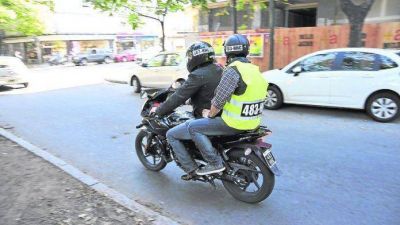 �Es inaplicable prohibir que dos personas anden en una moto por el centro�