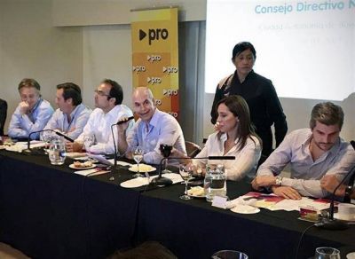 Pro reuni� a sus figuras para cerrar filas y volver a arengar a la tropa