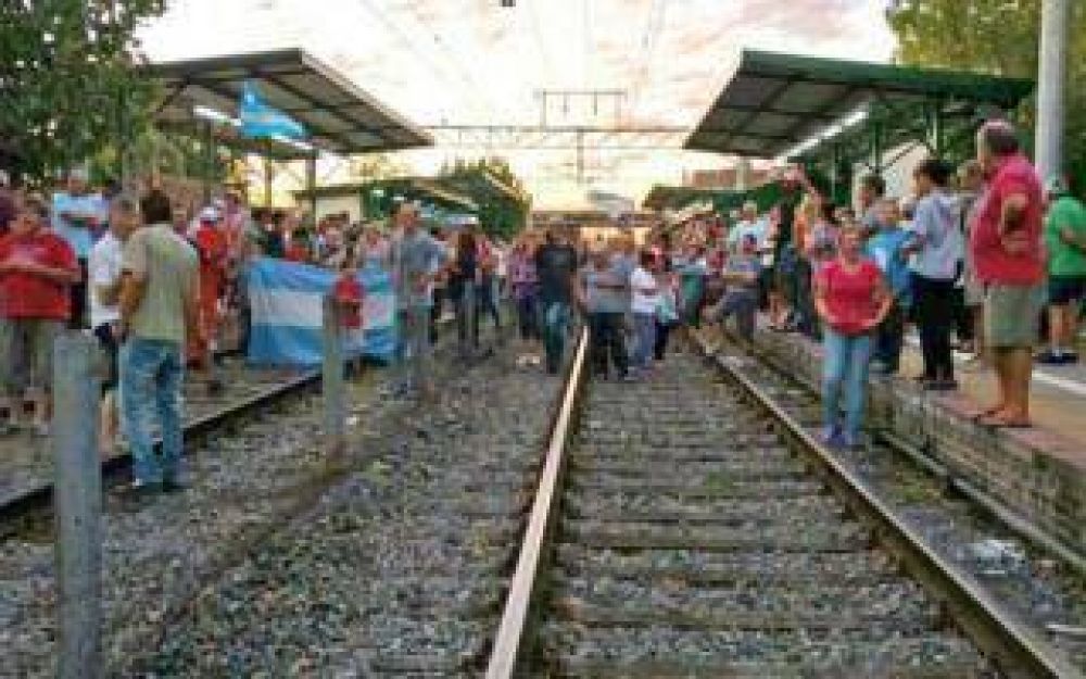Tren Roca: Vecinos indignados cortan las v�as en Hudson
