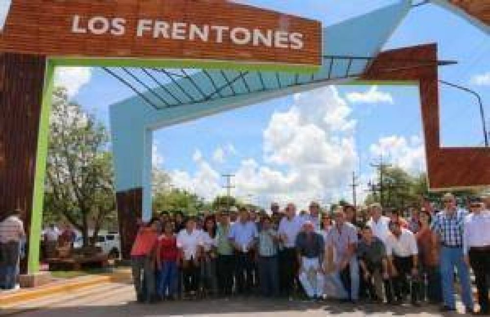 Peppo inaugur el portal de acceso a la localidad de Los Frentones