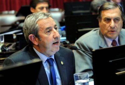 Cobos impulsa ley para conflicto de intereses
