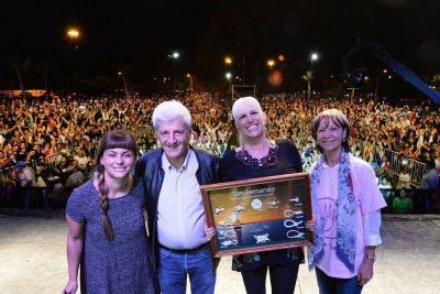 Valeria Lynch celebr� ante miles de vecinos el D�a de la Mujer en San Fernando
