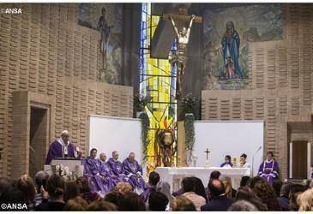 �Jes�s viene siempre a nuestro encuentro y nos habla al coraz�n�. El Papa visita una parroquia romana