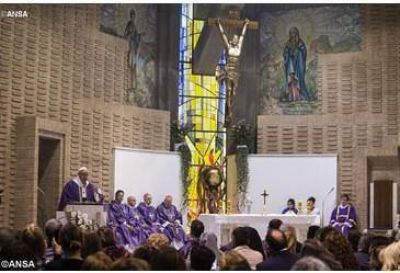 �Jes�s viene siempre a nuestro encuentro y nos habla al coraz�n�. El Papa visita una parroquia romana