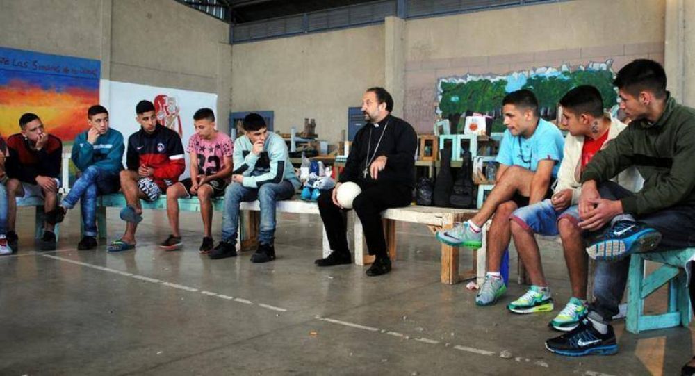 Todos deber�amos pasar por la c�rcel, afirm� mons. Barba