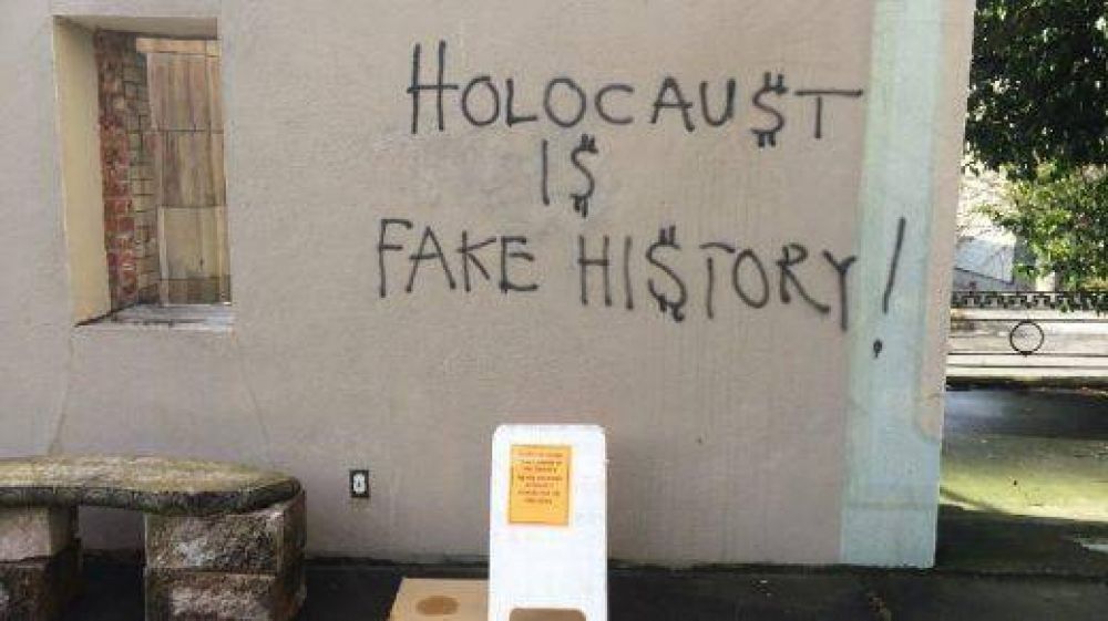 El Holocausto es una historia falsa, la pintada antisemita en una sinagoga de Estados Unidos