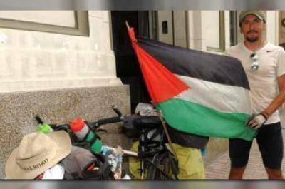 Joven argentino recorri� el pa�s en bicicleta en apoyo al pueblo palestino