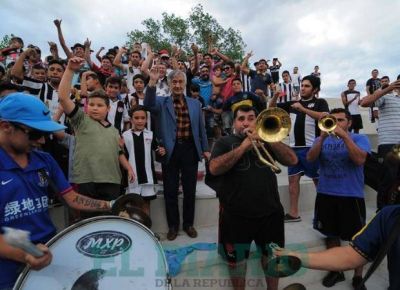 El Gobernador visit� las obras en la cancha de Sporting Victoria