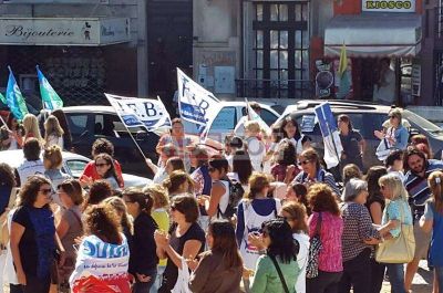 Docentes realizaron una masiva caravana de protesta por la ciudad