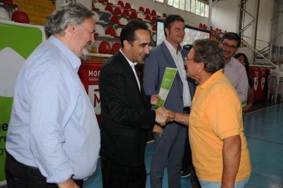 Tagliaferro entreg� escrituras de viviendas junto a De la Torre