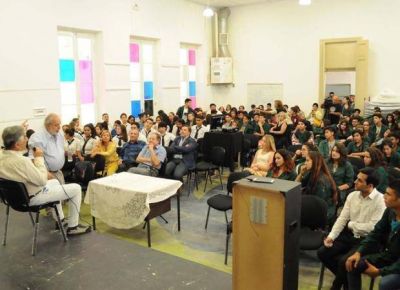El Gobernador brind� una charla sobre los refugiados en la Escuela de Arte de Villa Mercedes