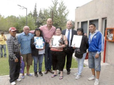 Vecinos recibieron escrituras