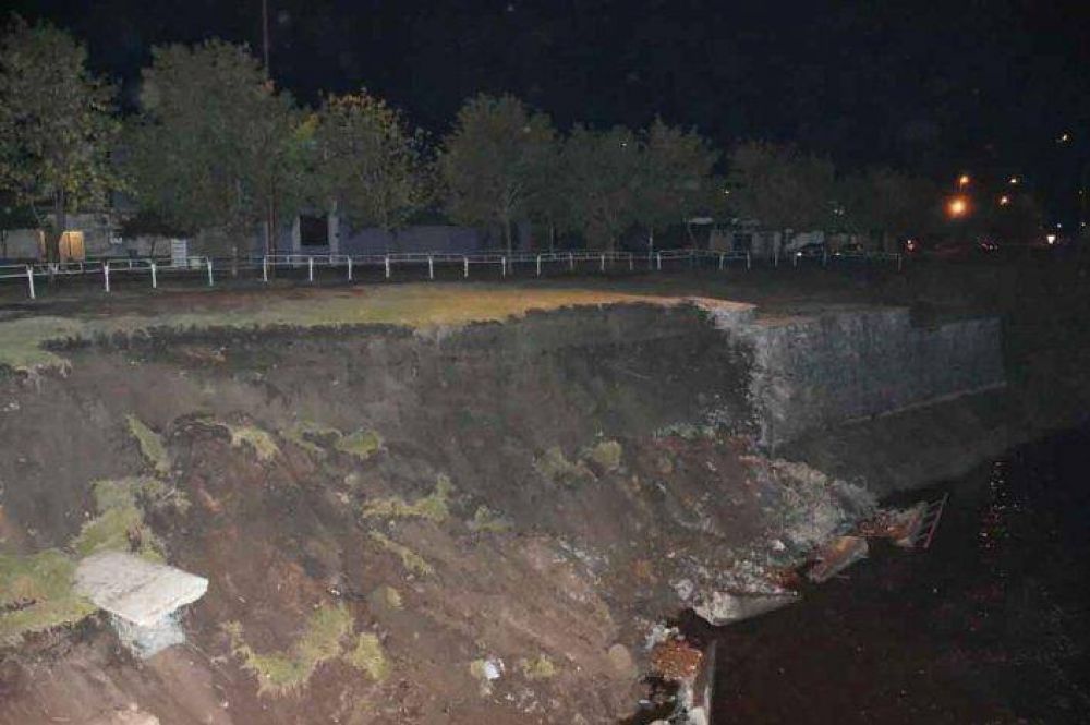 Se derrumb� la barranca del arroyo en calle Hornos